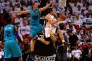 Goran Dragic, de los Miami Heat, salta a canasta mientras Cody Zeller, de los visitantes Charlotte Hornets, intenta taponarle durante su segundo partido de los playoffs de la Conferencia Este de la NBA, el 20 de abril de 2016