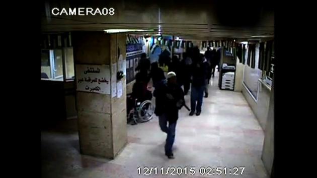 Imagen obtenida de las cámaras de vigilancia del hospital Al-Ahli de Hebrón, en la Cisjordania ocupada, que muestra a los presuntos agentes israelíes entrando en el centro para detener a un palestino, el 12 de noviembre de 2015