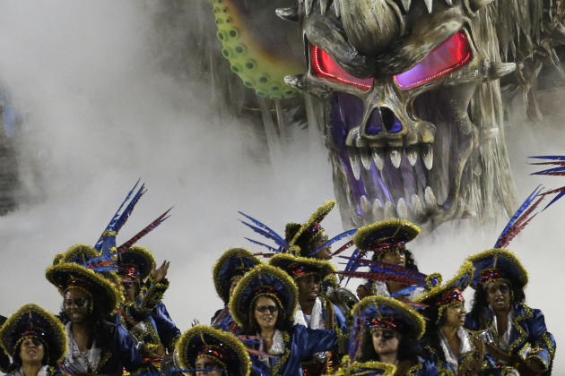 El carnaval alcanzó hoy su apogeo en Brasil con los lujosos desfiles de las escuelas de samba de Río de Janeiro, que con su magia cautivaron a 72.500 espectadores en el sambódromo y a millones de pers