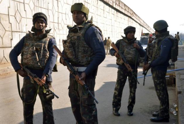 Inde: des islamistes présumés attaquent une base aérienne près du Pakistan