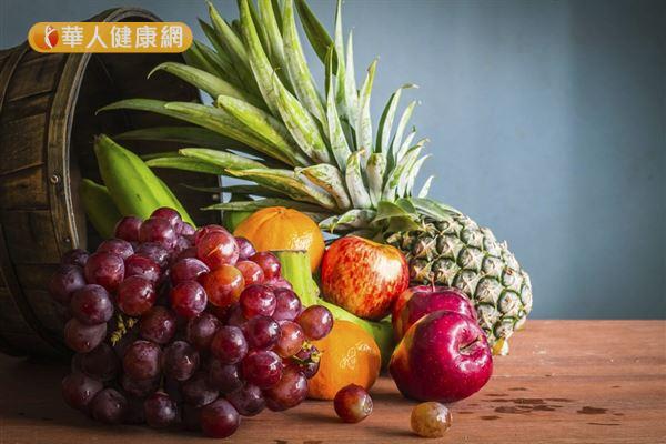 水果營養豐富，胃食道逆流患者其實不必忌口，過甜、過酸的水果如柳丁、葡萄柚、番茄、鳳梨等，要避免食用。