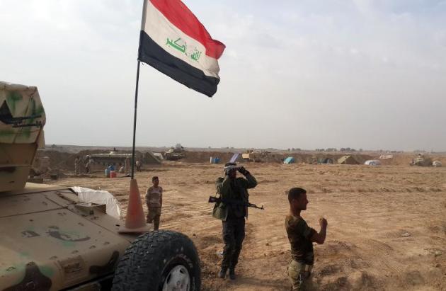 Las tropas federales iraquíes y las milicias chiitas kurdas montan guardia en la provincia de Diyala, fronteriza con Irán, el 14 de noviembre de 2014