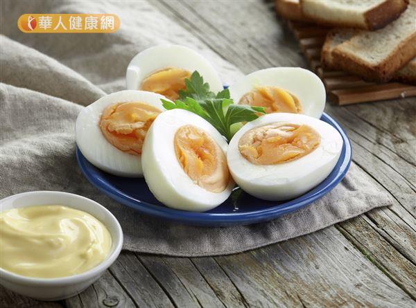 以往研究確實發現吃太多蛋的人和每週吃不到一顆蛋的人相比，會增加血清膽固醇和特定癌症的風險，