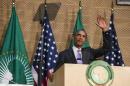 Le président américain Barack Obama salue l'assistance lors de son discours à la tribune de l'Union africaine à Addis Abeba, le 28 juillet 2015