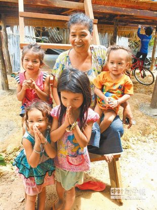 67歲寡居婦人Chov Kim，獨自撫養4孫女，生活在貧窮中，屋頂、牆壁、大門都會漏水。寰宇希望志工幫她蓋了高腳屋，讓她與孫女們不再怕風雨來襲。（王遠茂攝）