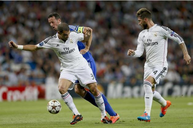 GRA568. MADRID. 16/09/2014.- El defensa portugués del Real Madrid Képler laveran "Pepe" (i. delante) lucha el balón con el delantero Marco Streller (i. detrás), del FC Basilea, durante el partido de l
