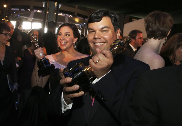 Kristen Anderson-Lopez and Robert Lopez pose with their Oscars for best original song for "Let it Go" in the film "Frozen" at the Governors Ball at the 86th Academy Awards in Hollywood, California March 2, 2014. REUTERS/Adrees Latif (UNITED STATES - Tags: ENTERTAINMENT) (OSCARS-PARTIES)