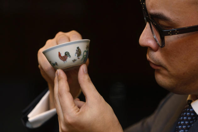 Sotheby&#39;s Deputy Chairman for Asia Nicholas Chow presents the Meiyintang “Chicken Cup” from the Chinese Ming Dynasty (1368-1644) during a press conference ... - ad0f99550180390a4e0f6a706700d6f0