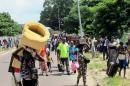 Des habitants fuient le sud de Brazzaville, théâtre de combats, le 4 avril 2016