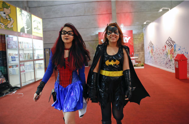 En esta imagen del 4 de diciembre de 2014, dos jóvenes vestidas como Spider woman y Bat woman en la feria Comic Con Experience en Sao Paulo, Brasil. Sao Paulo acogió la feria internacional de cómic po