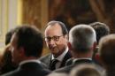 Hollande rend visite à des réfugiés syriens en banlieue parisienne