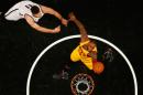 LeBron James, #23 de Cleveland Cavaliers, lanza marcado por Brook Lopez, #11 de Brooklyn Nets, en duelo de la liga NBA en el Barclays Center el 24 de marzo de 2016 en Nueva York.