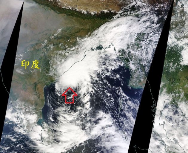 今日受東北季風影響，迎風面的北部、東半部有雨，中部地區與南部山區也有局部短暫雨，中央氣象局預報中心主任鄭明典今在臉書表示，從周一(8)開始，天氣預報就鎖定今日雨區會擴展到中部山區，結果連平地都下了雨，他指出「這不是單純東北季風的雨型」。