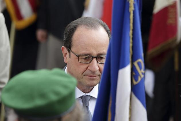Le président François Hollande lors des cérémonies du 70e anniversaire de la capitulation allemande qui a mis fin à la II guerre mondiale, le 8 mai 2015 à Paris, quelques heures avant son départ vers les Antilles