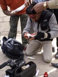 Un periodista iraquí recibe atención médica tras sufrir un golpe durante una protesta en Basora, Irak, en marzo de 2011. EFE/Archivo