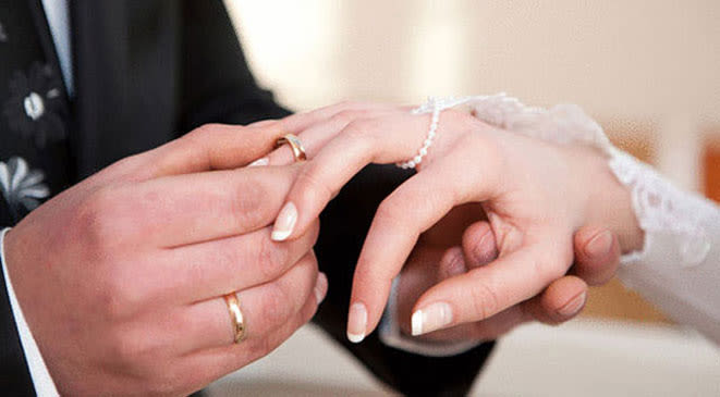 أسباب وضع خاتم الزواج في الإصبع الرابع 20150324110443