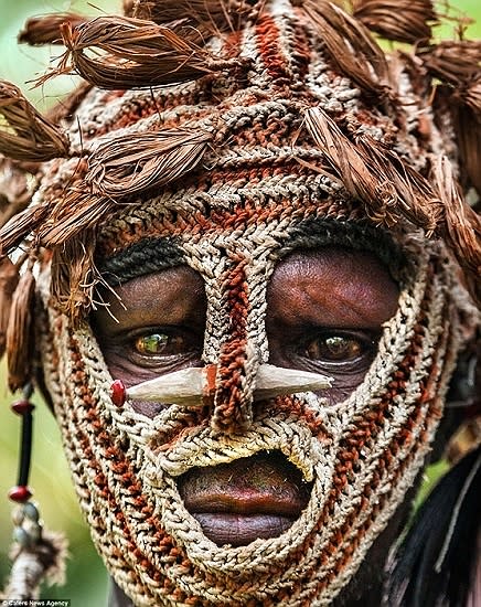 Ảnh hiếm về bộ tộc bí ẩn trên đảo vắng của Indonesia