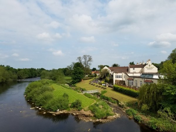 「The George Hotel河畔花園渡假酒店」緊鄰蒂斯河（River Tees），周遭仍維持著多個世紀前的英格蘭鄉村風貌。