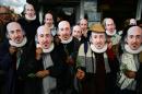 Un grupo de personas con máscaras de William Shakespeare aguarda el inicio de un desfile con motivo del cuarto centenario de la muerte del escritor, este sábado 23 de abril en una calle de Stratford-upon-Avon, en el centro de Inglaterra