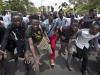 Estudiantes kenianos marchan en recuerdo de las víctimas de la masacre en la Universidad Garissa y en protesta por la falta de seguridad ante las amenazas de grupos extremistas en Nairobi, Kenia, el martes 7 de abril de 2015. (Foto AP/Ben Curtis)