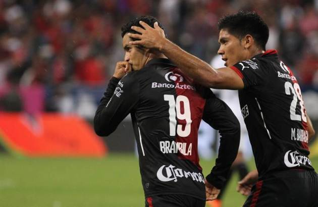 MEX61. GUADALAJARA (MÉXICO), 30/09/2014.- El jugador de Atlas Edy Brambilia (i) celebra después de anotar un gol ante Querétaro hoy, martes 30 de septiembre de 2014, durante un partido por la jornada 