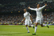 El atacante del Real Madrid Cristiano Ronaldo (derecha) celebrate su tercer gol en el partido contra el Athletic de Bilbao en el estadio Santiago Bernabéu el domingo 5 de octubre de 2014. (Foto de AP/Andres Kudacki)