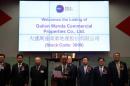 Wang Jianlin (c), le patron du groupe chinois de l'immobilier Wanda, le 23 décembre 2014 pour ses premiers pas à la Bourse de Hong Kong