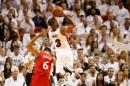Dwyane Wade (D), de los Miami Heat, lanza al cesto de los Toronto Raptors en los playoffs de la NBA, el 13 de mayo de 2016 en Miami