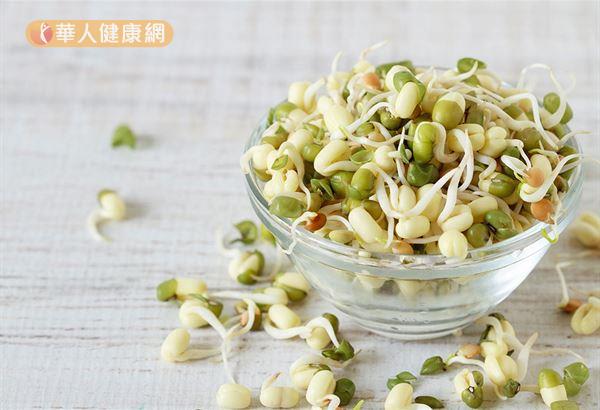 若還是擔心黃豆芽或綠豆芽中的普林可能會影響到尿酸值，在烹調前處理時可以將豆芽富含普林的芽尖部分去除。