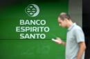 Un homme passe devant la banque Espirito Santo à Lisbonne le 24 juillet 2014