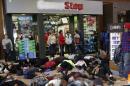 Ferguson : des manifestants bloquent un magasin en plein Black Friday