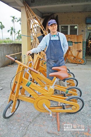 另一種風景宜蘭縣「閑工夫」工作室主人陳明祥，獨創的木頭單車簡潔又可愛，經改良更加人性化，每月可租出上百台，顧客騎出去，成為湖畔獨樹一格的風景。（王亭云攝）