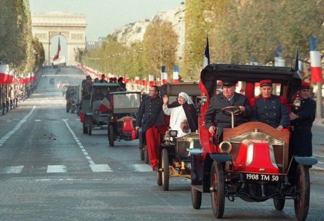 Le 11 novembre 2014, sur les Champs Elysées, des figurants en uniformes de l'époque à bord d'anciens taxis de la Marne, lors de la commémoration du 80e anniversaire de la fin de la Grande Guerre.