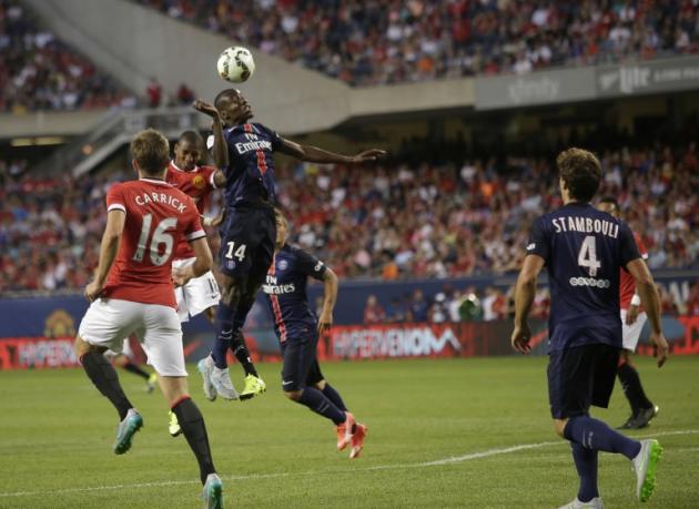 El centrocampista del Paris Saint-Germain Blaise Matuidi (dorsal 14), golpea de cabeza el balón en un encuentro amistoso frente al Manchester United, el 29 de julio de 2015 en Chicago (Illinois, EEUU)