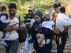 Inmigrantes cruzan la frontera de Grecia con Macedonia
