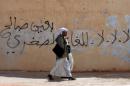 Des habitants se promènent dans les rues du village d'In Salah dans le sud de l'Algérie, près duquel un site gazier a été attaqué par des...<br /><br />Source : <a href=