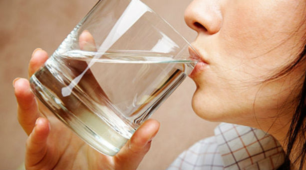Γιατί πρέπει να πίνουμε κάθε πρωί νερό με άδειο στομάχι;