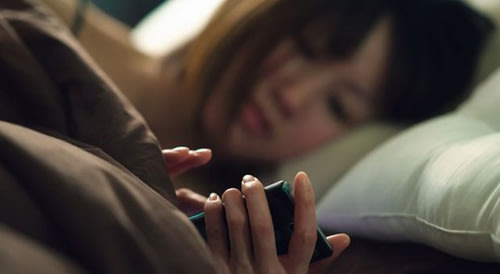 3 lý do bạn không nên ngủ với điện thoại