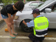 交通部國道高速公路局自今年8月中旬起，在各個服務區提供車輛胎壓及胎紋檢測的服務，經統計暑假期間，服務區檢測車輛共有1500車次，高公局表示，未來將持續提供輪胎胎壓偵測器及胎紋深度檢測儀器，做為服務區服務台的常態性服務項目。