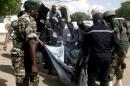 Des forces de sécurité évacuent un corps après un attentat-suicide à Maroua, la capitale de l'Extrême-nord du Cameroun, le 22 juillet 2015