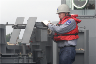 海軍LCU493合壽艇演練緊急裝載作業，艇上士兵架起機槍掩護陸戰隊人員及車輛登艇。（軍聞社記者方正攝）