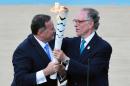 Le patron des Jeux de Rio Carlos Nuzman (d) reçoit la flamme olympique des mains de Spyros Kapralos, chef du comité olympique grec, le 27 avril 2016 à Athènes