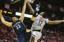 Dwight Howard, # 12 de los Rockets de Houston, comete falta sobre el español Marc Gasol, # 33 de los Grizzlies de Memphis, durante su partido de liga NBA en el Toyota Center, el 25 de noviembre de 2015, en Houston, Texas.