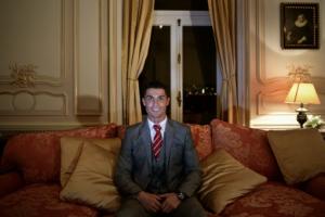 Cristiano Ronaldo pose dans l&#39;un des salons du&nbsp;&hellip;