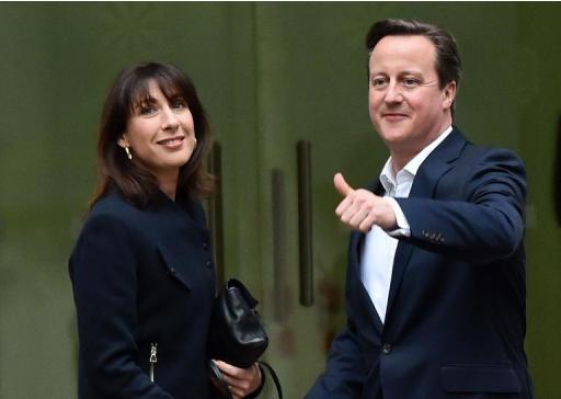 Le premier ministre britannique David Cameron et sa femme à leur arrivée au quartier général de campagne du parti conservateur, vendredi à Londres