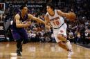 El base esloveno Sasha Vujacic (#18), de los New York Knicks, busca esquivar a John Jenkins (#23), de los Phoenix Suns, en el partido de la jornada de la NBA disputado en Phoenix, Arizona, el 9 de marzo de 2016
