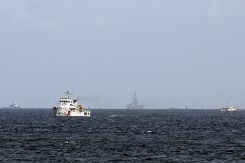 Mỹ đề xuất ngừng các hành động làm leo thang căng thẳng trên biển Đông TauQuanhGianKhoanTraiPhepHD981_7-20140712-034512-287