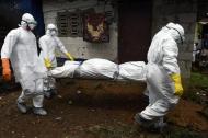 (Setembro) Médicos transportam o corpo de uma vítima do ebola, em Monróvia, Libéria