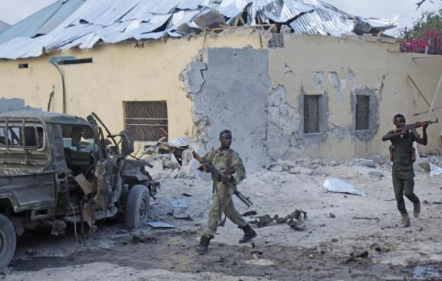 Soldados somalíes toman posiciones después de que se detonara una bomba ante uno de los hoteles más populares de Mogadiscio, el 27 de marzo de 2015. (AP Foto/Farah Abdi Warsameh)