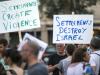 Des Israéliens manifestent le 2 août 2015 à Tel Aviv contre les colonies juives dans les Territoires occupés, suite à la mort d'un bébé palestinien dans un incendie attribué à des colons